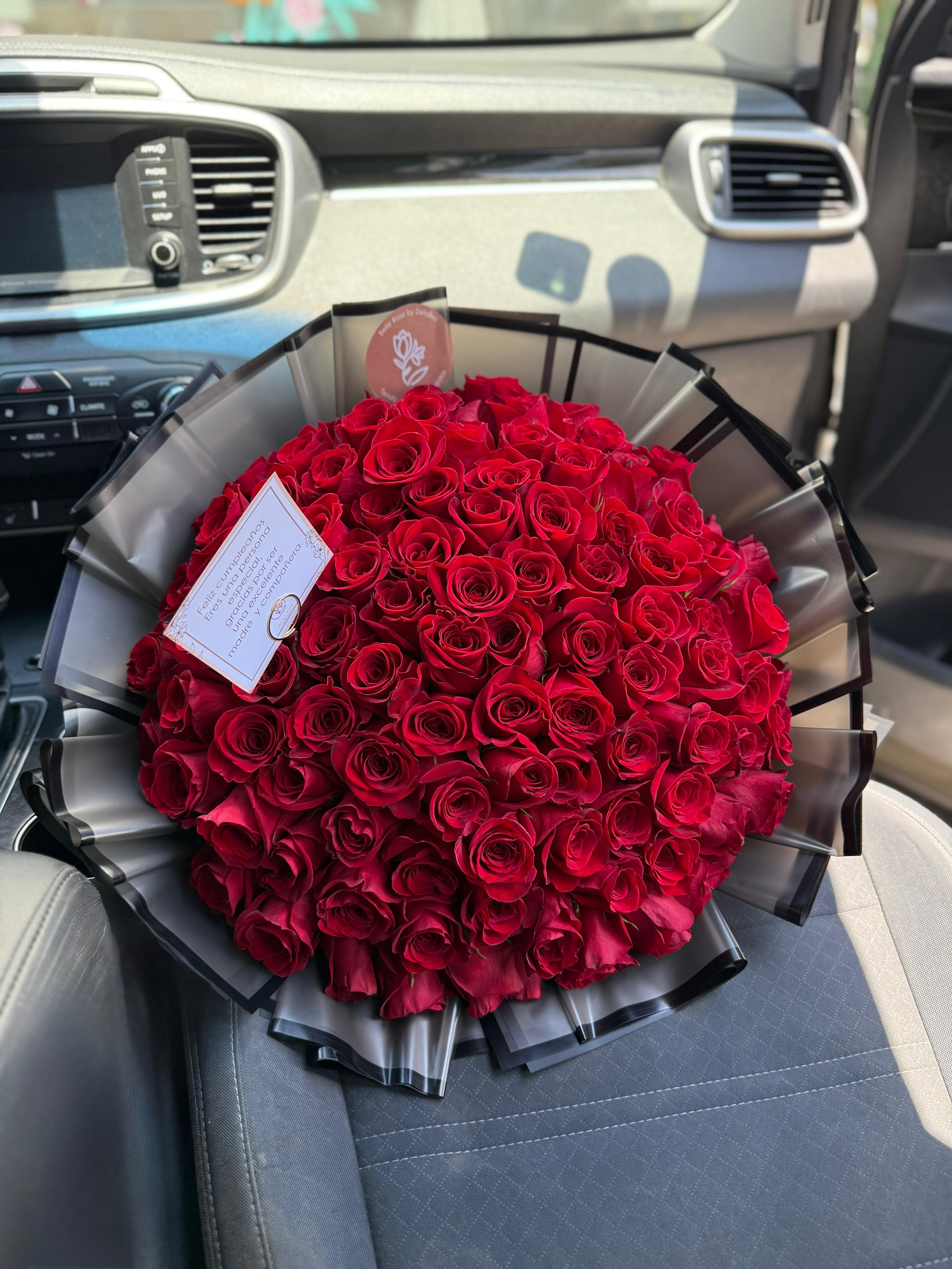 Ramo de 100 rosas rojas.