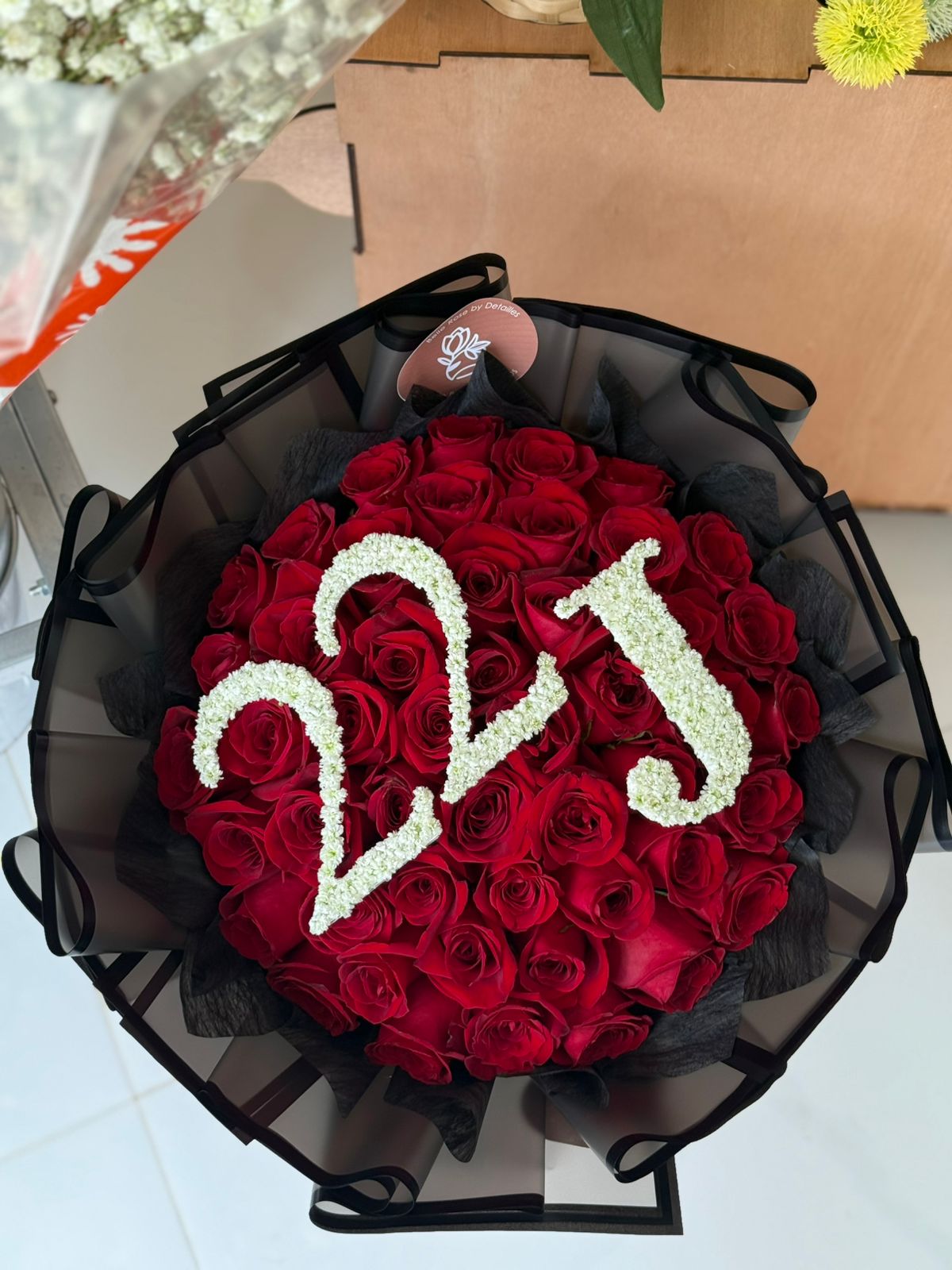 Arreglo de 50 rosas rojas con numero